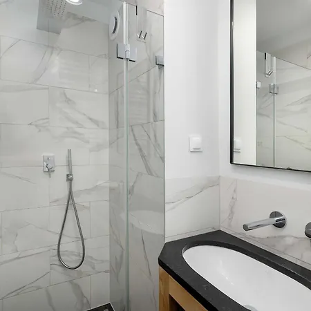 Spacious With Parking In By Renters * 미에드지보드지