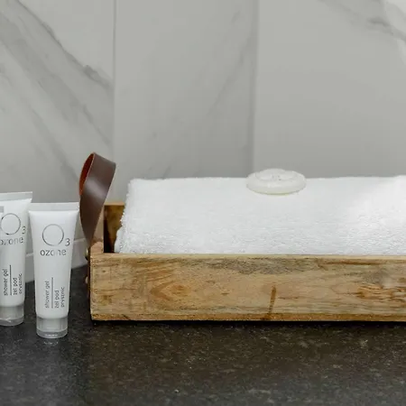 Spacious With Parking In By Renters 미에드지보드지