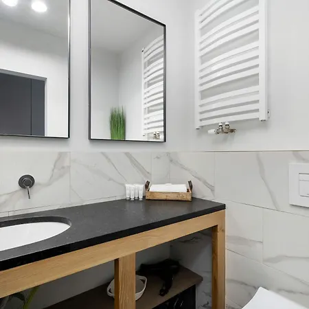 Spacious With Parking In By Renters 미에드지보드지