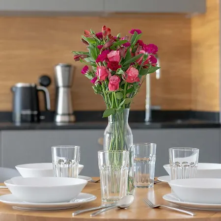 Spacious With Parking In By Renters