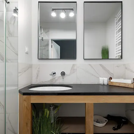 Spacious With Parking In By Renters 아파트