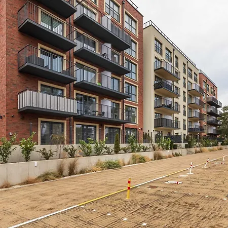 Spacious With Parking In By Renters * 미에드지보드지