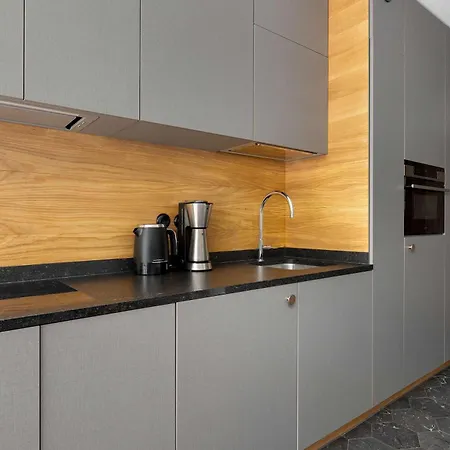 Spacious With Parking In By Renters